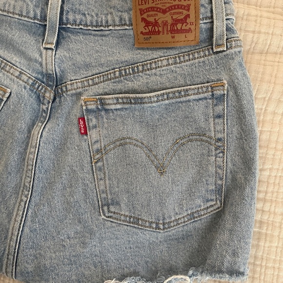 Levi's Women's light Blue Denim Shorts size 28 - Picture 2 of 8